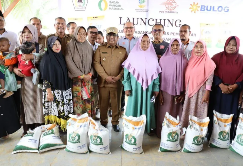 Foto: Pj Bupati Aceh Utara Dr Drs Mahyuzar, MSi mneyerahkan Bantuan Beras Kepada KPM