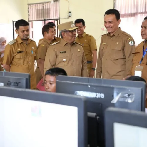 Foto: Pj Bupati Aceh Utara, Mahyuzar Meninjau pelaksanaan Asesmen Nasional Berbasis Komputer (ANBK) tingkat Sekolah Menengah Pertama (SMP)