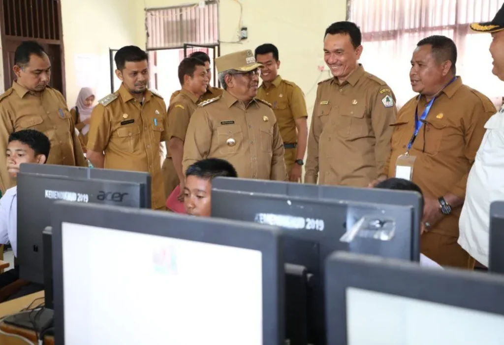 Foto: Pj Bupati Aceh Utara, Mahyuzar Meninjau pelaksanaan Asesmen Nasional Berbasis Komputer (ANBK) tingkat Sekolah Menengah Pertama (SMP)