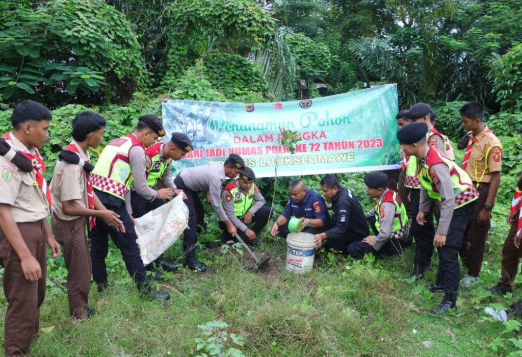 FOTO; Menyambut Hari Jadi Humas Polri yang ke-72 tahun 2023, Polres Lhokseumawe menggelar kegiatan yang bertajuk Penghijauan peduli lingkungan
