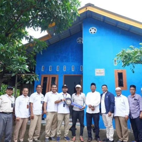 Foto: PT Pupuk Iskandar Muda menyerahkan bantuan 2 (Dua) unit Rumah Sehat Sederhana (RSS) kepada Jamilah Abdullah warga Gampong Tambon Tunong dan Abubakar Nurdin warga Gampong Blang Naleung Mameh