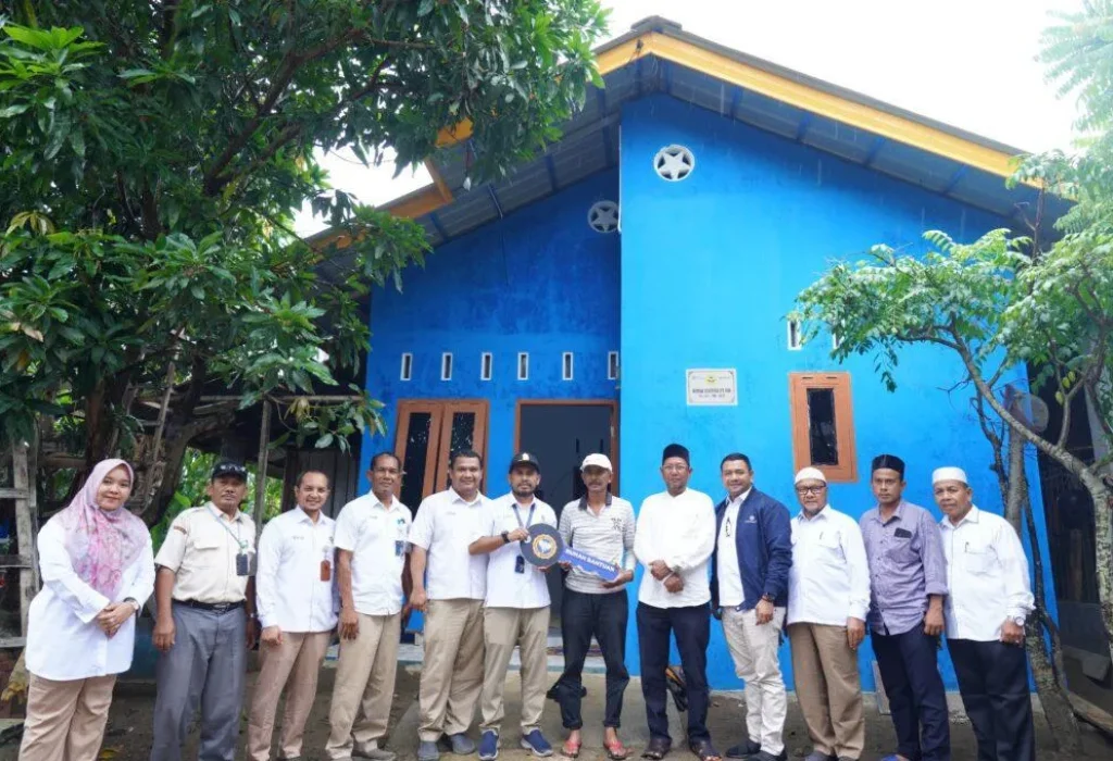 Foto: PT Pupuk Iskandar Muda menyerahkan bantuan 2 (Dua) unit Rumah Sehat Sederhana (RSS) kepada Jamilah Abdullah warga Gampong Tambon Tunong dan Abubakar Nurdin warga Gampong Blang Naleung Mameh