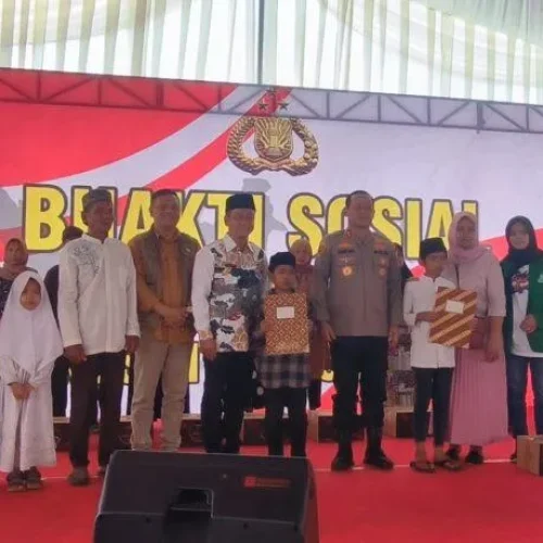 Foto : Masyarakat Kabupaten Tasikmalaya, Jawa Barat, menyambut gembira kegiatan bakti sosial (baksos) pembagian 1.500 paket yang dilakukan oleh Operasi Nusantara Cooling System (Ops NCS) 2023-2024 di Mapolres Tasikmalaya, Jumat, 27 Oktober 2023.