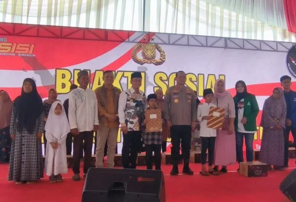 Foto : Masyarakat Kabupaten Tasikmalaya, Jawa Barat, menyambut gembira kegiatan bakti sosial (baksos) pembagian 1.500 paket yang dilakukan oleh Operasi Nusantara Cooling System (Ops NCS) 2023-2024 di Mapolres Tasikmalaya, Jumat, 27 Oktober 2023.