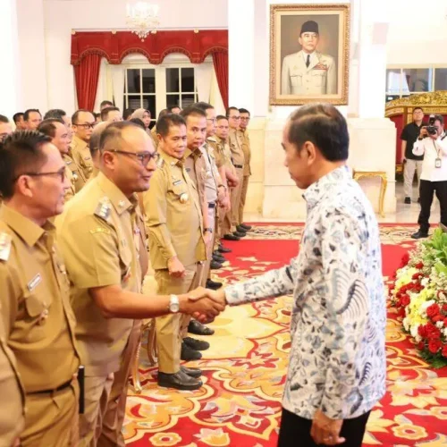 Foto: Penjabat Wali Kota Lhokseumawe, Dr. Drs. Imran, MA.Cd bersama 191 penjabat kepala daerah lainnya mengikuti rapat koordinasi penjabat kepala daerah dalam rangka pemantapan penyelenggaraan pemerintahan dan pelayanan publik serta mengoptimalkan implementasi program strategis nasional di Istana Negara