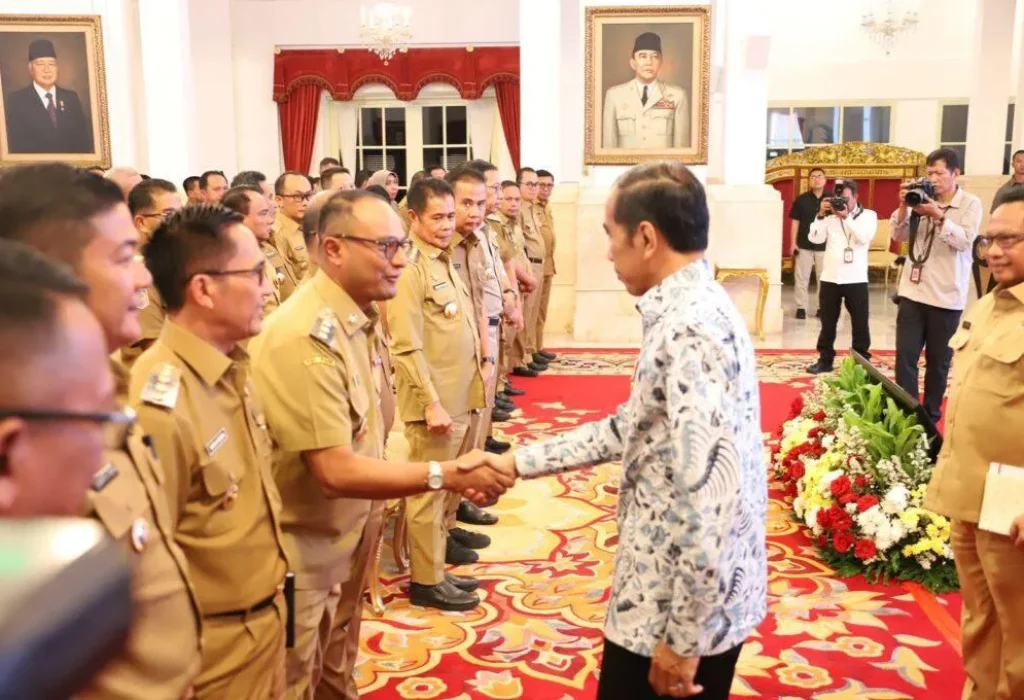 Foto: Penjabat Wali Kota Lhokseumawe, Dr. Drs. Imran, MA.Cd bersama 191 penjabat kepala daerah lainnya mengikuti rapat koordinasi penjabat kepala daerah dalam rangka pemantapan penyelenggaraan pemerintahan dan pelayanan publik serta mengoptimalkan implementasi program strategis nasional di Istana Negara