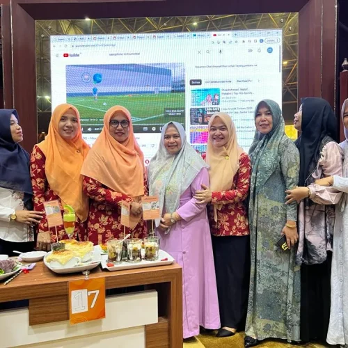 Foto: Ketua Dharma Wanita Persatuan (DWP) Aceh Utara, Ny A. Murtala(Tengah Kanan) Serta Penasehat DWP Ny. Awirdalina (tengah Kiri)