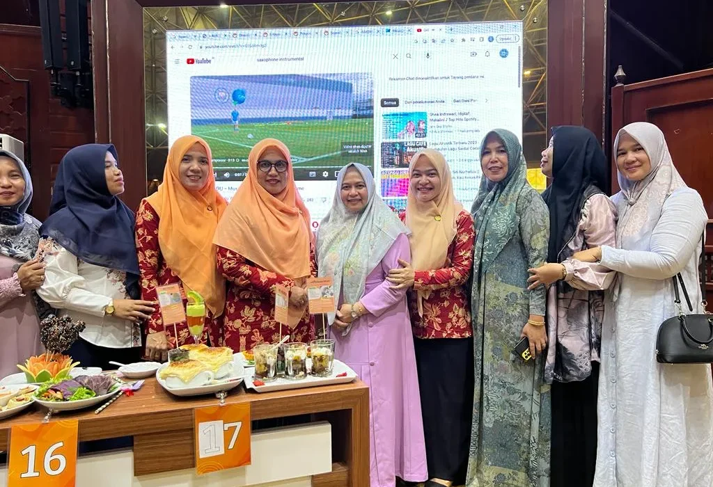 Foto: Ketua Dharma Wanita Persatuan (DWP) Aceh Utara, Ny A. Murtala(Tengah Kanan) Serta Penasehat DWP Ny. Awirdalina (tengah Kiri)