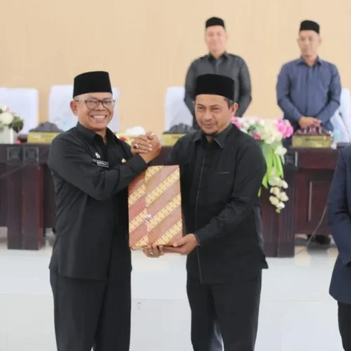 Foto: Penjabat Bupati Aceh Utara diwakili oleh Sekretaris Daerah Dr A Murtala, MSi, menyampaikan Rancangan APBK Aceh Utara Tahun 2024, dengan rencana penerimaan sebesar Rp.1,971 triliun dan rencana belanja sebesar Rp.2,004 triliun.