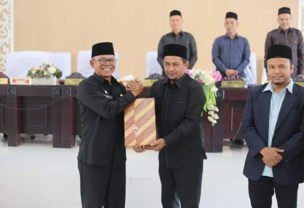 Foto: Penjabat Bupati Aceh Utara diwakili oleh Sekretaris Daerah Dr A Murtala, MSi, menyampaikan Rancangan APBK Aceh Utara Tahun 2024, dengan rencana penerimaan sebesar Rp.1,971 triliun dan rencana belanja sebesar Rp.2,004 triliun.