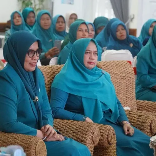 Foto: Ketua TP-PKK Aceh UtaraNy Awirdalina Mahyuzar, didampingi Ketua DWP, Ny Mahdalena A Murtala