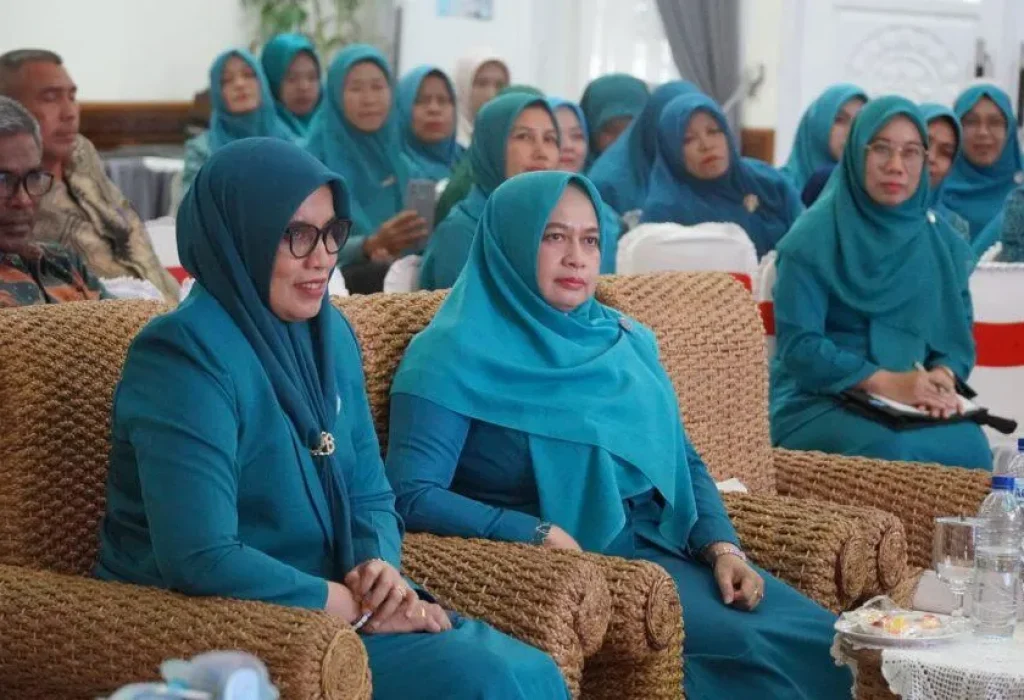 Foto: Ketua TP-PKK Aceh UtaraNy Awirdalina Mahyuzar, didampingi Ketua DWP, Ny Mahdalena A Murtala