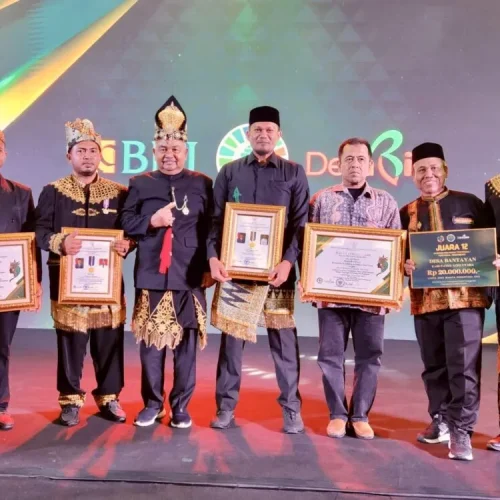 Foto: Kepala Dinas DPMPPKB Kabupaten Aceh Utara, Fakhruradhi, SH,MH, Kadis Porapar, Saifuddin, S.STP, MM, Kabid Pariwisata, Umar S.Sos, MAP, Camat Nisam Antara, Azhar, SE, Geuchik Bantayan, Fadzal Amri dan Ketua Pok Darwis, Eddy Amri, berswafoto usai menerima sejumlah piagam penghargaan yang diperoleh Pemkab Aceh Utara dari ajang Lomba Desa Wisata Nusantara Tahun 2023, di Ballroom Hotel Aruna Senggigi, Lombok, NTB, Jum'at 24 November 2023 malam