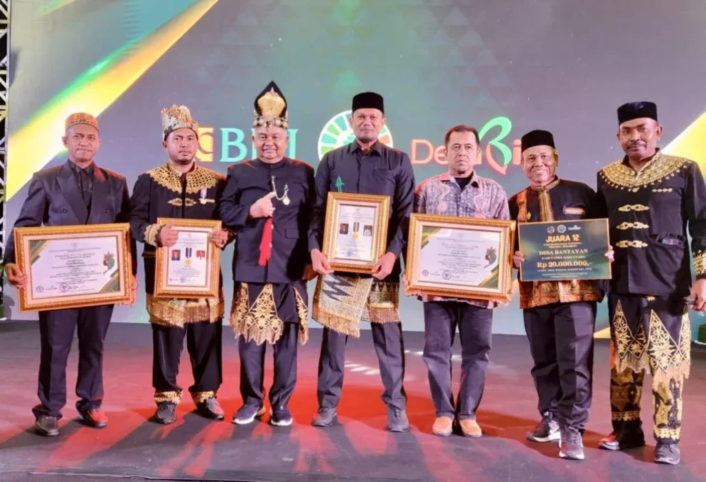 Foto: Kepala Dinas DPMPPKB Kabupaten Aceh Utara, Fakhruradhi, SH,MH, Kadis Porapar, Saifuddin, S.STP, MM, Kabid Pariwisata, Umar S.Sos, MAP, Camat Nisam Antara, Azhar, SE, Geuchik Bantayan, Fadzal Amri dan Ketua Pok Darwis, Eddy Amri, berswafoto usai menerima sejumlah piagam penghargaan yang diperoleh Pemkab Aceh Utara dari ajang Lomba Desa Wisata Nusantara Tahun 2023, di Ballroom Hotel Aruna Senggigi, Lombok, NTB, Jum'at 24 November 2023 malam