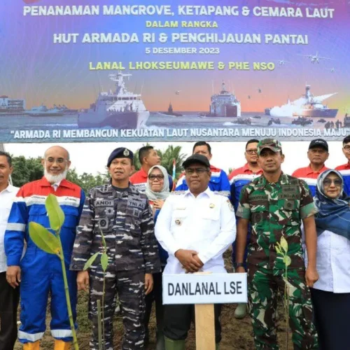 Foto: Komandan Pangkalan TNI Angkatan Laut (Lanal) Lhokseumawe dan Penjabat Bupati Aceh Utara Dr Mahyuzar, MSi menanam ribuan Pohon