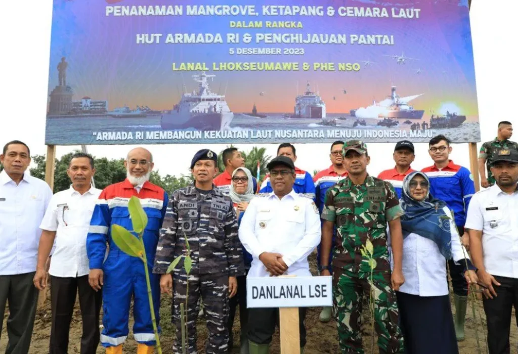 Foto: Komandan Pangkalan TNI Angkatan Laut (Lanal) Lhokseumawe dan Penjabat Bupati Aceh Utara Dr Mahyuzar, MSi menanam ribuan Pohon