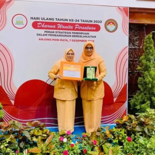 Foto: Ketua DWP Aceh Utara Mahdalena, SE, MSM dan Pembina DWP Aceh Utara Awirdalina Mahyuzar menerima Pigam dan Plakat Juara 1 di Anjong Mon Mata Banda Aceh