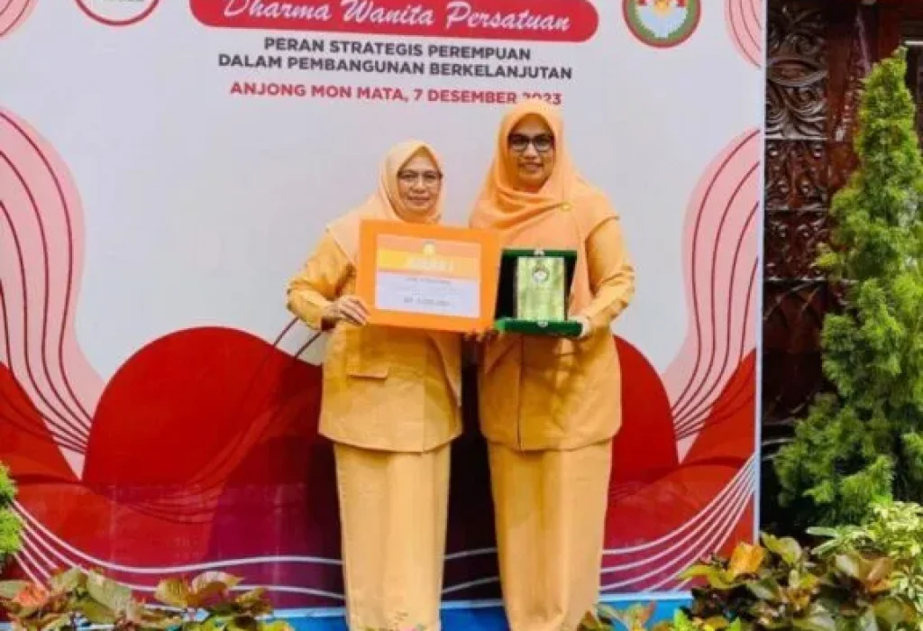 Foto: Ketua DWP Aceh Utara Mahdalena, SE, MSM dan Pembina DWP Aceh Utara Awirdalina Mahyuzar menerima Pigam dan Plakat Juara 1 di Anjong Mon Mata Banda Aceh