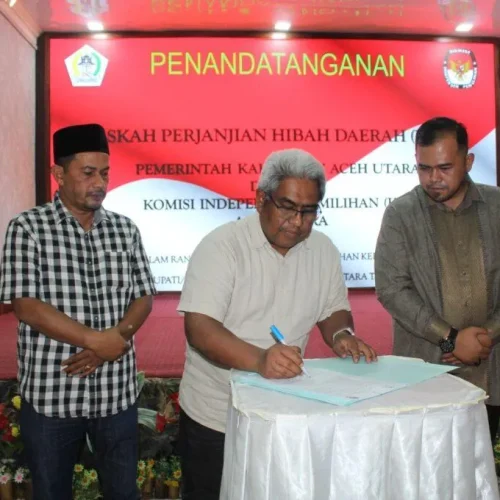 Foto: Pj Bupati Aceh Utara, Mahyuzar bersama Ketua KIP Aceh Utara  Menandatangani NPHD di pendopo Bupati