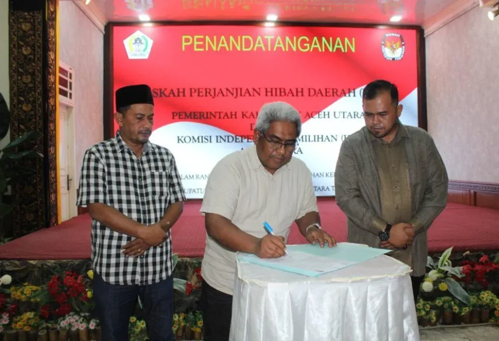 Foto: Pj Bupati Aceh Utara, Mahyuzar bersama Ketua KIP Aceh Utara  Menandatangani NPHD di pendopo Bupati