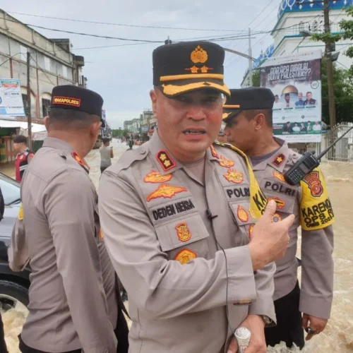 Foto: Kapolres Aceh Utara, AKBP Deden Heksaputera membertikan keterangan pers terkait Banjir