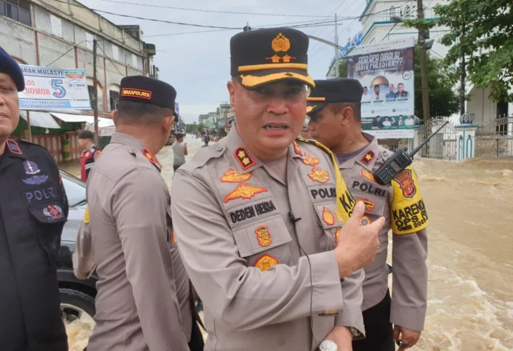 Foto: Kapolres Aceh Utara, AKBP Deden Heksaputera membertikan keterangan pers terkait Banjir