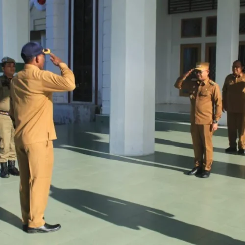 Pj. Bupati Aceh Jaya, Dr. A. Murtala, M.Si., memimpin apel gabungan Aparatur Sipil Negara (ASN) di halaman Kantor Bupati Aceh Jaya, Selasa (2/1/2024). Apel diikuti oleh seluruh ASN di lingkungan Pemerintah Kabupaten Aceh Jaya