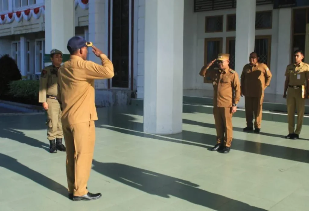 Pj. Bupati Aceh Jaya, Dr. A. Murtala, M.Si., memimpin apel gabungan Aparatur Sipil Negara (ASN) di halaman Kantor Bupati Aceh Jaya, Selasa (2/1/2024). Apel diikuti oleh seluruh ASN di lingkungan Pemerintah Kabupaten Aceh Jaya
