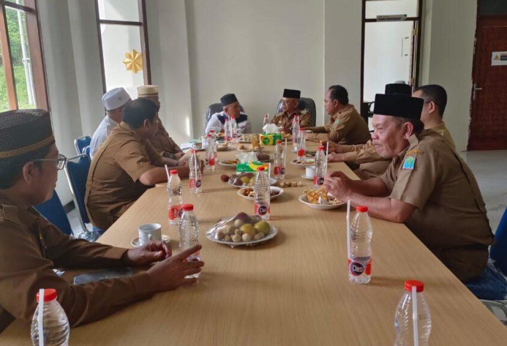 Foto: Pj. Bupati Aceh Jaya, Dr. A. Murtala, M.Si., bersilaturahmi dengan Badan Kesejahteraan Masjid (BKM) Masjid Agung Baitul Izzah Aceh Jaya