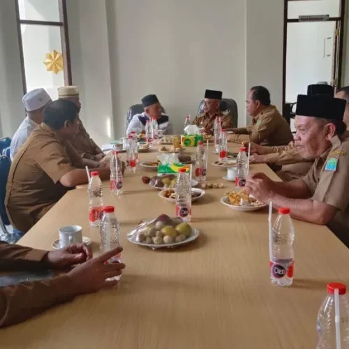 Foto: Pj. Bupati Aceh Jaya, Dr. A. Murtala, M.Si., bersilaturahmi dengan Badan Kesejahteraan Masjid (BKM) Masjid Agung Baitul Izzah Aceh Jaya