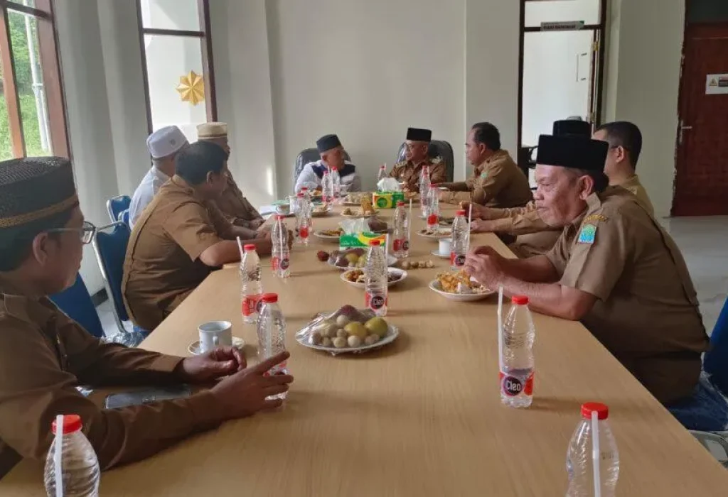 Foto: Pj. Bupati Aceh Jaya, Dr. A. Murtala, M.Si., bersilaturahmi dengan Badan Kesejahteraan Masjid (BKM) Masjid Agung Baitul Izzah Aceh Jaya