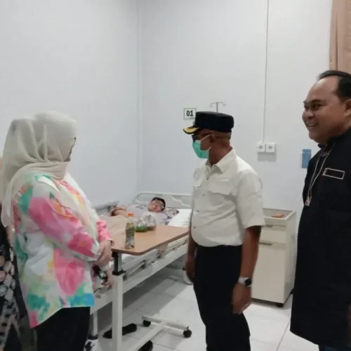 Foto: Penjabat Bupati Aceh Jaya didampingi Istri melakukan inspeksi mendadak (sidak) ke RSUD Teuku Umar Calang pada Selasa malam (02/01/2024). Sidak ini dilakukan untuk memastikan pelayanan kesehatan di rumah sakit tersebut berjalan dengan baik dan sesuai standar operasional prosedur (SOP).