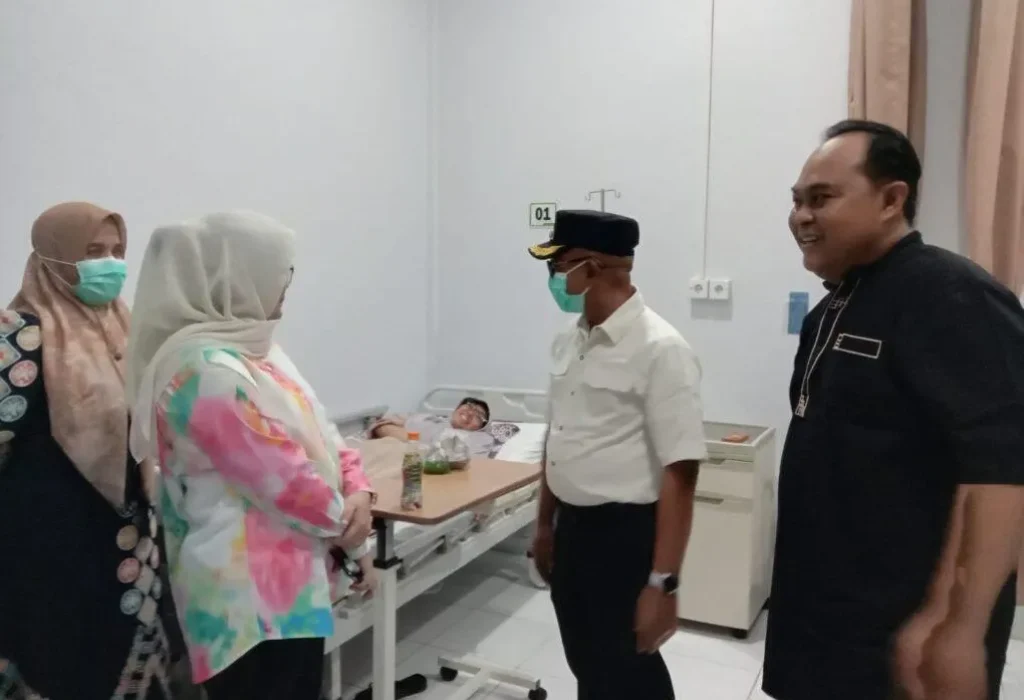 Foto: Penjabat Bupati Aceh Jaya didampingi Istri melakukan inspeksi mendadak (sidak) ke RSUD Teuku Umar Calang pada Selasa malam (02/01/2024). Sidak ini dilakukan untuk memastikan pelayanan kesehatan di rumah sakit tersebut berjalan dengan baik dan sesuai standar operasional prosedur (SOP).