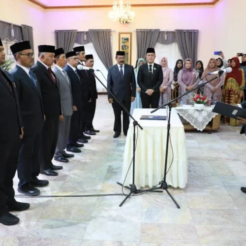 Foto: Penjabat Bupati Aceh Utara Dr Mahyuzar, MSi, melantik dan mengambil sumpah sembilan pejabat pada Jabatan Pimpinan Tinggi (JPT) Pratama atau setara Eselon II yang menduduki jabatan Kepala Dinas, Badan, Asisten dan Staf Ahli Bupati.