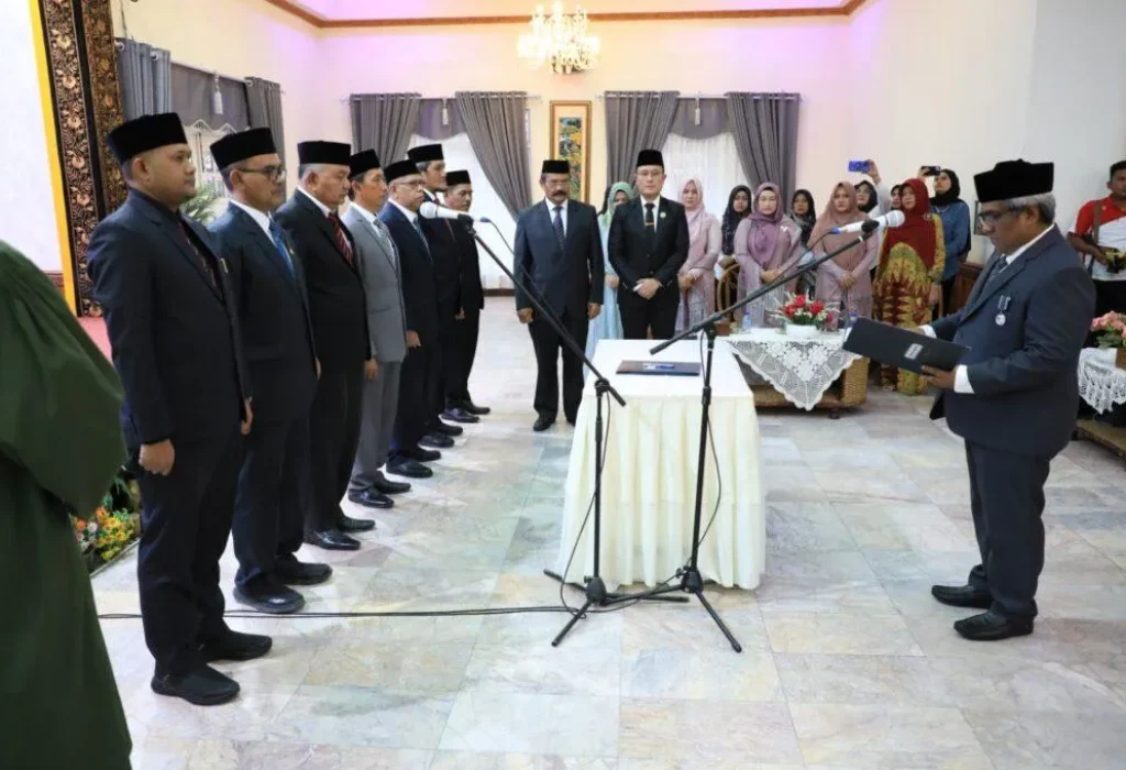 Foto: Penjabat Bupati Aceh Utara Dr Mahyuzar, MSi, melantik dan mengambil sumpah sembilan pejabat pada Jabatan Pimpinan Tinggi (JPT) Pratama atau setara Eselon II yang menduduki jabatan Kepala Dinas, Badan, Asisten dan Staf Ahli Bupati.