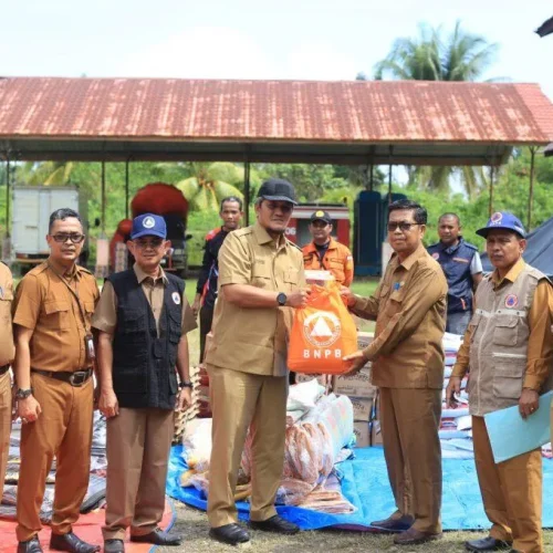 Foto: Plt Sekretaris Daerah Kabupaten Aceh Utara Dayan Albar, SSos, MAP, menyerahkan Simbolis Bantuan kepada Camat Pirak Timu
