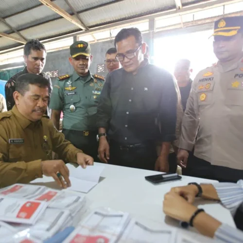 Foto: Pj Wali Kota Lhokseumawe Tinjau Pelipatan Kertas Suara di Gudang Logistik KIP