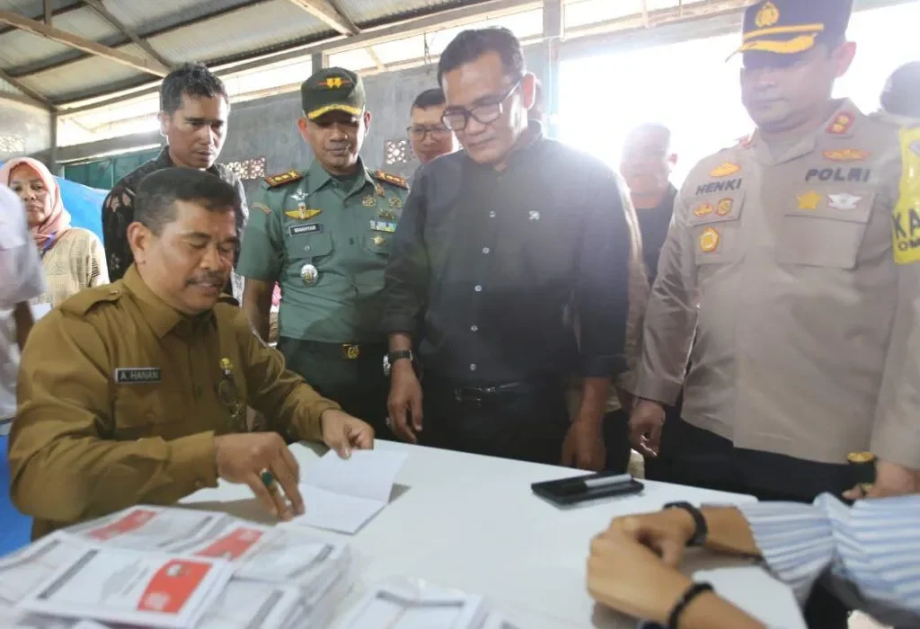 Foto: Pj Wali Kota Lhokseumawe Tinjau Pelipatan Kertas Suara di Gudang Logistik KIP