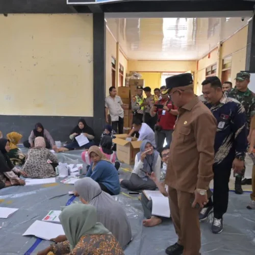 Foto: Penjabat Bupati Aceh Jaya, Dr. A. Murtala, M.Si, melakukan peninjauan proses sortir dan pelipatan surat suara untuk pemilu 2024 di gudang logistik pemilu KIP Aceh Jaya, Senin (8/1/2024).