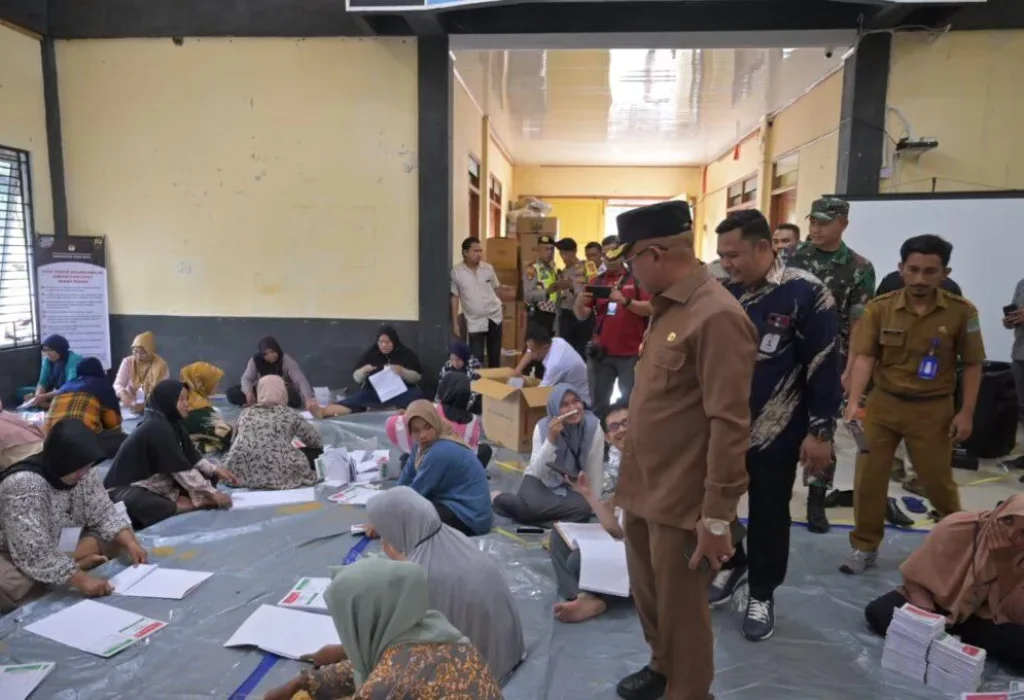 Foto: Penjabat Bupati Aceh Jaya, Dr. A. Murtala, M.Si, melakukan peninjauan proses sortir dan pelipatan surat suara untuk pemilu 2024 di gudang logistik pemilu KIP Aceh Jaya, Senin (8/1/2024).