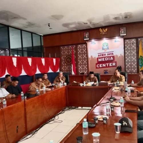 Foto: Pj Bupati A Murtala buka Sosialisasi/Market Sounding Etalase Produk Pekerjaan Pembangunan/Preservasi Jalan dan Jembatan pada Katalog Elektronik Lokal Kabupaten Aceh Jaya di Ruang Media center lt. III setdakab Aceh Jaya