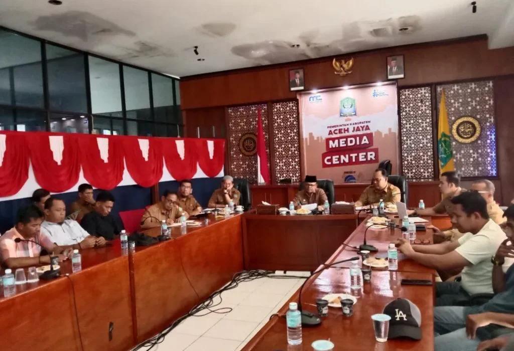 Foto: Pj Bupati A Murtala buka Sosialisasi/Market Sounding Etalase Produk Pekerjaan Pembangunan/Preservasi Jalan dan Jembatan pada Katalog Elektronik Lokal Kabupaten Aceh Jaya di Ruang Media center lt. III setdakab Aceh Jaya