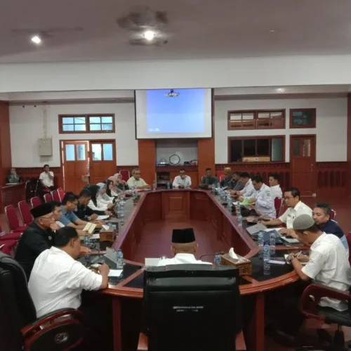 Foto: Penjabat (Pj.) Bupati Aceh Jaya, Dr. A. Murtala, M.Si, memimpin Rapat Rencana Pengembangan Hutan Adat Aceh Jaya di Aula lt. III Setdakab, Rabu (10/01/2024).