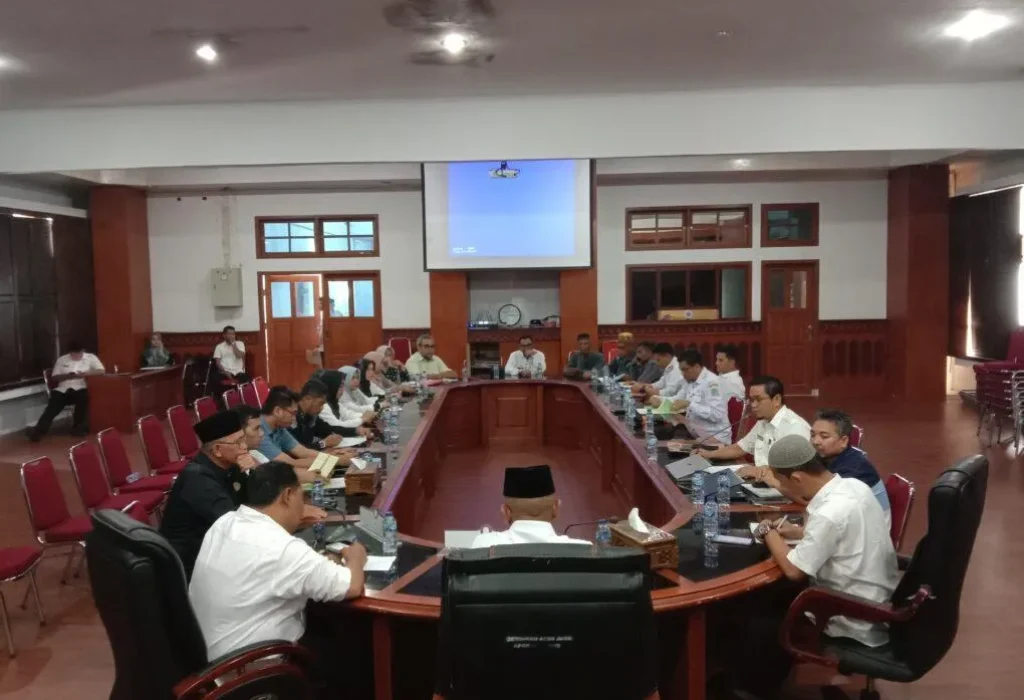 Foto: Penjabat (Pj.) Bupati Aceh Jaya, Dr. A. Murtala, M.Si, memimpin Rapat Rencana Pengembangan Hutan Adat Aceh Jaya di Aula lt. III Setdakab, Rabu (10/01/2024).