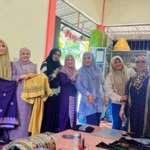 Foto: Pj Ketua Dekranasda Kabupaten Aceh Jaya, Mahdalena, S.E., M.S.M., melakukan tinjauan di galeri Dekranasda Aceh Jaya dan beberapa pelaku usaha UMKM dalam Kabupaten pada Kamis (11/01/2024).