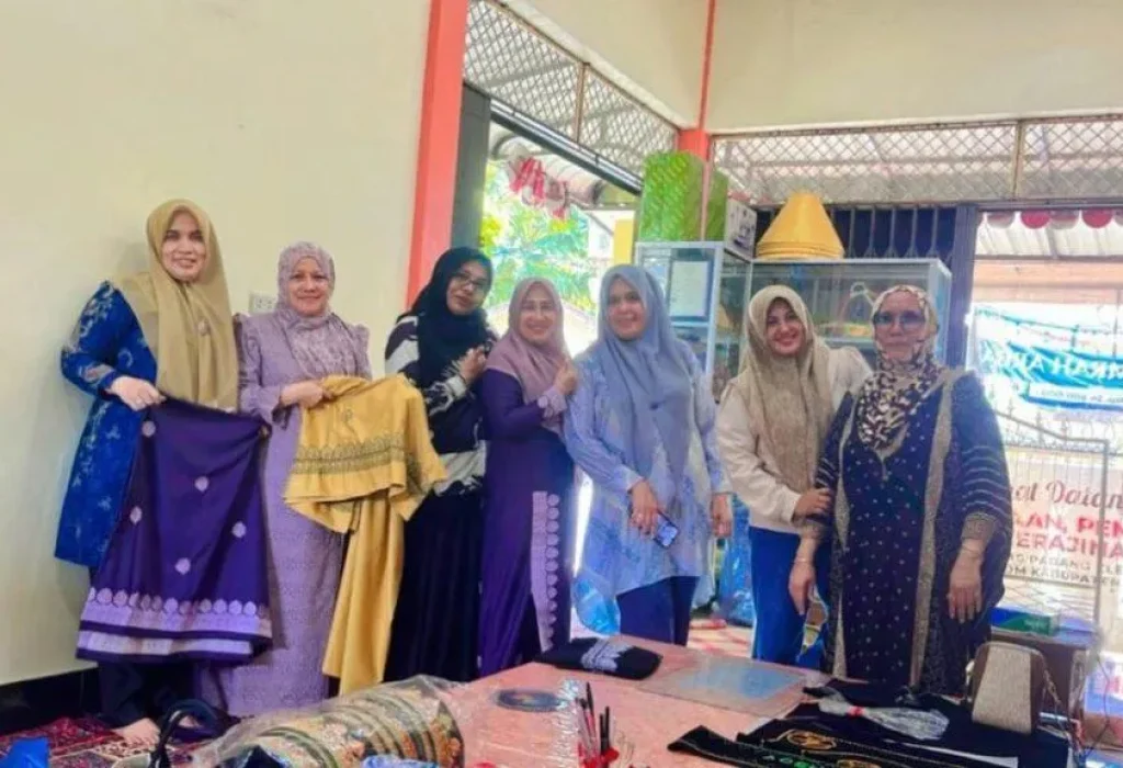 Foto: Pj Ketua Dekranasda Kabupaten Aceh Jaya, Mahdalena, S.E., M.S.M., melakukan tinjauan di galeri Dekranasda Aceh Jaya dan beberapa pelaku usaha UMKM dalam Kabupaten pada Kamis (11/01/2024).