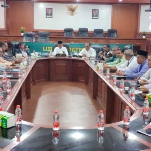 Foto: Penjabat Bupati Aceh Jaya, Dr. A. Murtala., M.Si., membuka kegiatan Uji Kompetensi Pejabat Tinggi Pratama di Lingkungan Pemerintahan Kabupaten Aceh Jaya Tahun 2024. Kegiatan berlangsung di Aula Setdakab Aceh Jaya pada Jumat (12/01/2024)