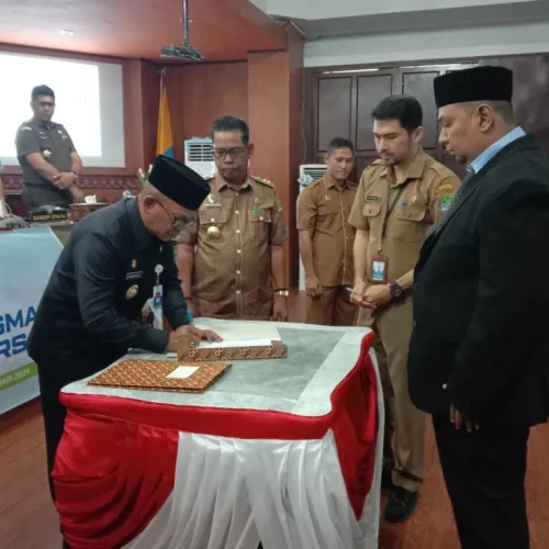Foto: Penjabat Bupati Aceh Jaya, Dr. A. Murtala, M.Si, menyaksikan secara langsung pengukuhan Direktur BUMDESMA Aceh Jaya, Rakhmad Fadli Zain, S.Sos., di Aula Setdakab Aceh Jaya, Selasa (16/01/2024).