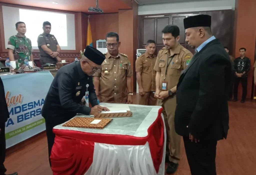 Foto: Penjabat Bupati Aceh Jaya, Dr. A. Murtala, M.Si, menyaksikan secara langsung pengukuhan Direktur BUMDESMA Aceh Jaya, Rakhmad Fadli Zain, S.Sos., di Aula Setdakab Aceh Jaya, Selasa (16/01/2024).