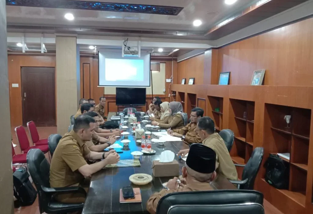 Foto: Pj. Bupati Aceh Jaya, Dr. A. Murtala, M.Si., memimpin Rapat Evaluasi Kegiatan Triwulan Il yang bersumber Dana Otsus, DAK & DAU Tahun 2024 di Ruang Rapat Bupati